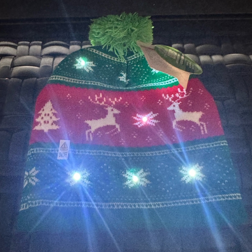 Christmas Holiday Light Up Hat / Beanie w/ pom pom NWT funny Gift Festive